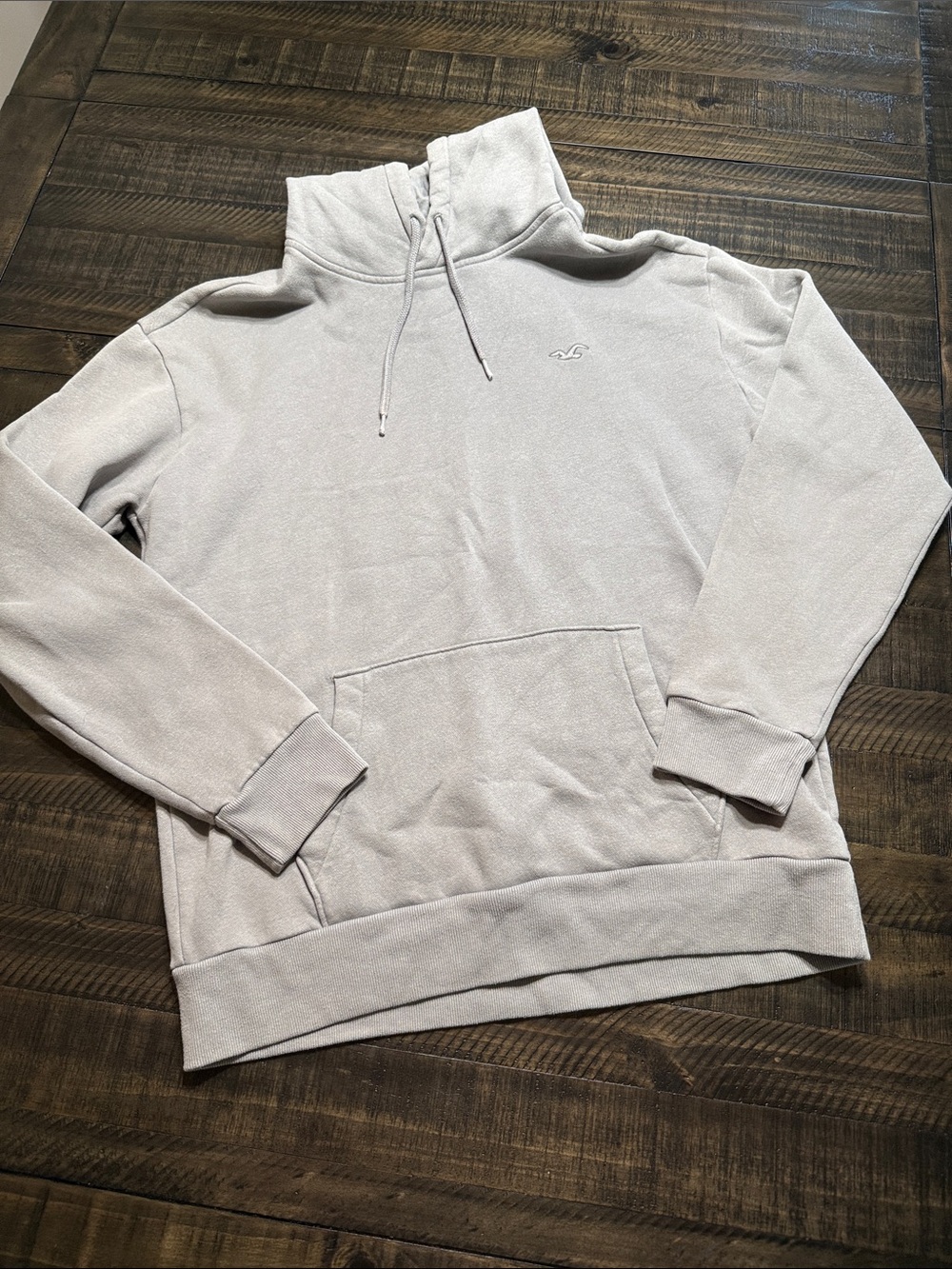 Hollister Men’s Light Gray Pullover Hoodie with Drawstring